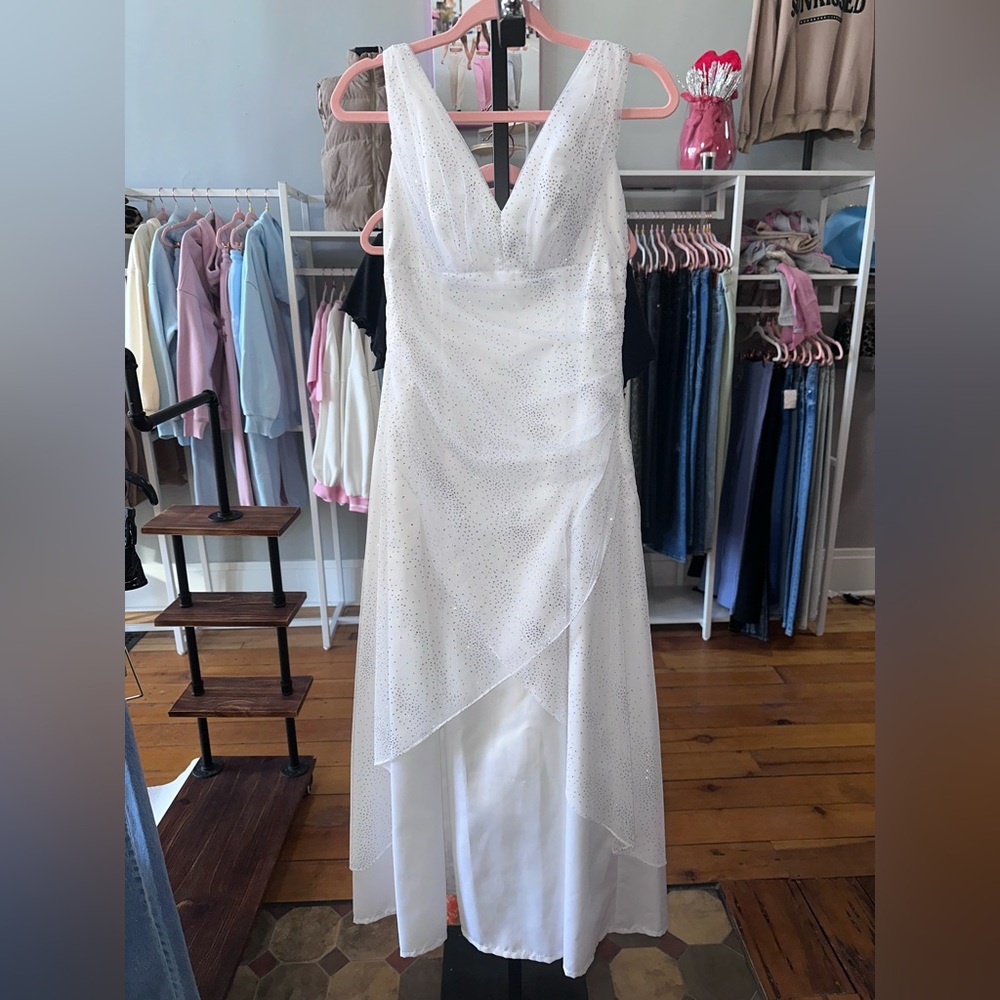 Elegant White Sleeveless wedding Dress